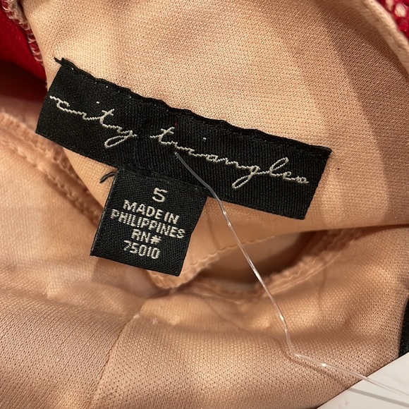 Red lace & glitter gown (5) - Picture 11 of 16